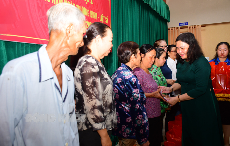 Phó bí thư Thường trực Tỉnh ủy - Chủ tịch HĐND tỉnh Hồ Thị Hoàng Yến trao quà cho các gia đình chính sách.