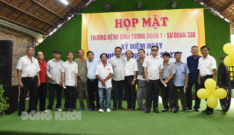 Hội đồng đội Trung đoàn 1 - Sư đoàn 330 họp mặt và tặng quà cho những thương, bệnh binh.