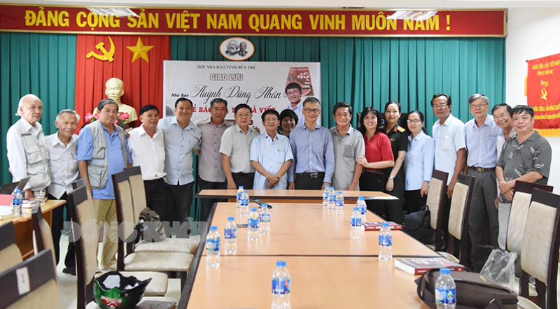 Người  làm báo trong tại buổi giao lưu với  Nhà  báo  Huỳnh  Dũng  Nhân.