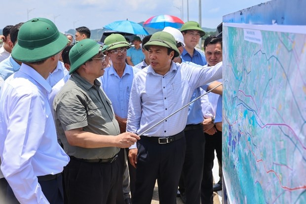 Thủ tướng Phạm Minh Chính nghe lãnh đạo tỉnh Ninh Bình báo cáo về Tuyến đường Đông-Tây. (Nguồn: Báo Chính phủ)