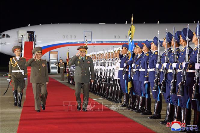 Bộ trưởng Quốc phòng Triều Tiên, Đại tướng Kang Sun-nam (trái) và Bộ trưởng Quốc phòng Nga Sergei Soigu (phải) tại lễ đón ở Bình Nhưỡng, Triều Tiên, ngày 25-7-2023. Ảnh minh họa: YONHAP/TTXVN