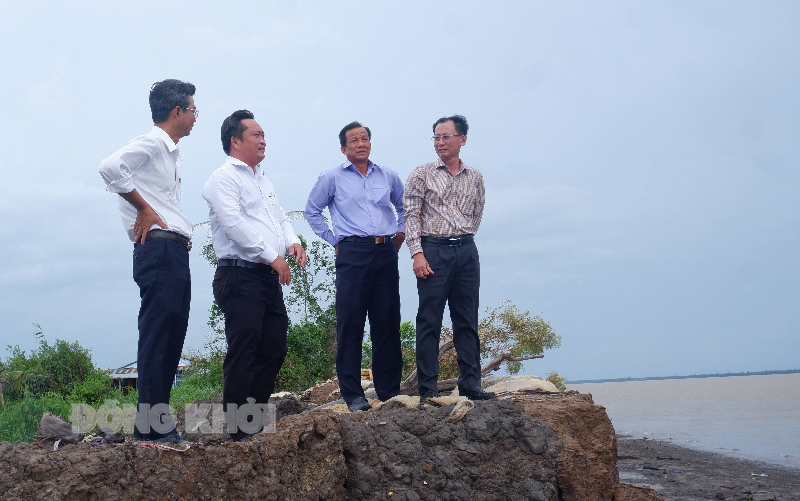 Phó chủ tịch UBND tỉnh Nguyễn Minh Cảnh khảo sát thực tế khu vực sạt lở thuộc ấp Thạnh Tân, xã Bình Thạnh.