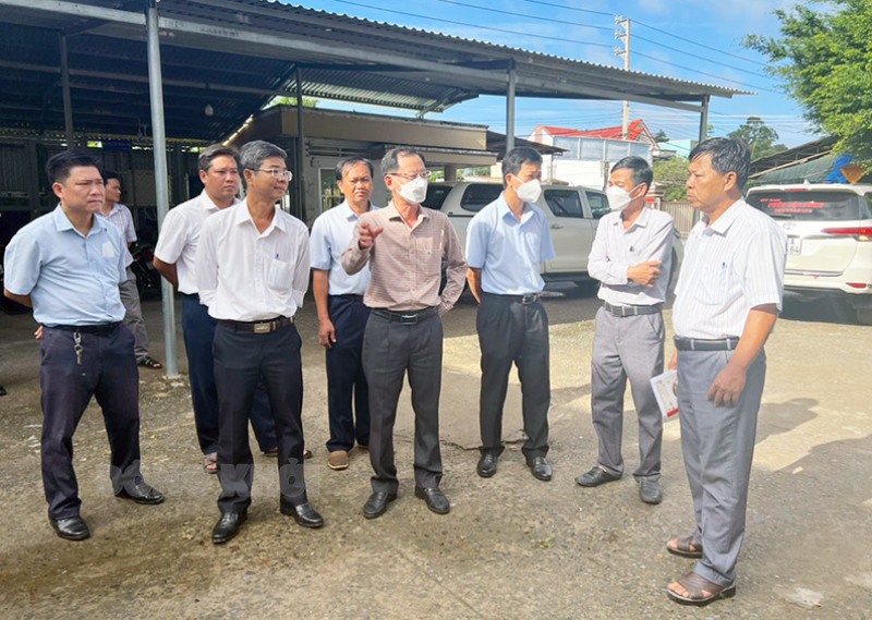 Phó chủ tịch UBND tỉnh cùng đoàn công tác của tỉnh khảo sát thực tế tại Trung tâm Y tế huyện Thạnh Phú.