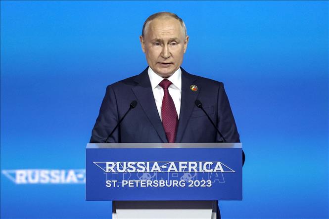 Tổng thống Putin phát biểu tại phiên họp toàn thể của Hội nghị thượng đỉnh Nga - châu Phi diễn ra ở St. Petersburg. Ảnh: AFP/TTXVN