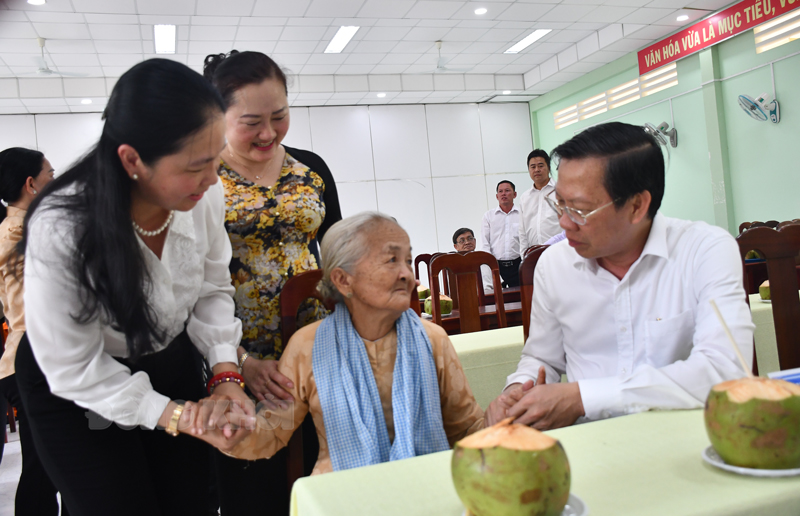 Chủ tịch UBND TP. Hồ Chí Minh Phan Văn Mãi thăm hỏi mẹ Việt Nam Anh hùng Nguyễn Thị Hiệp ở xã Thành An.