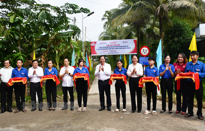 Các đại biểu cắt năng khánh thành công trình ở xã Thành An.