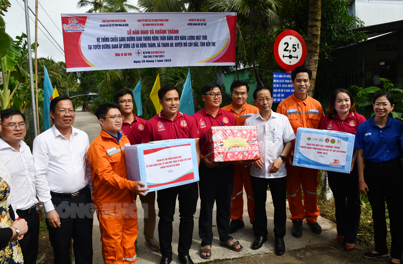 Chủ tịch UBND TP. Hồ Chí Minh, Phó chủ tịch Thường trực UBND tỉnh Nguyễn Trúc Sơn trao quà cho sinh viên tại xã Thành An, huyện Mỏ Cày Bắc.