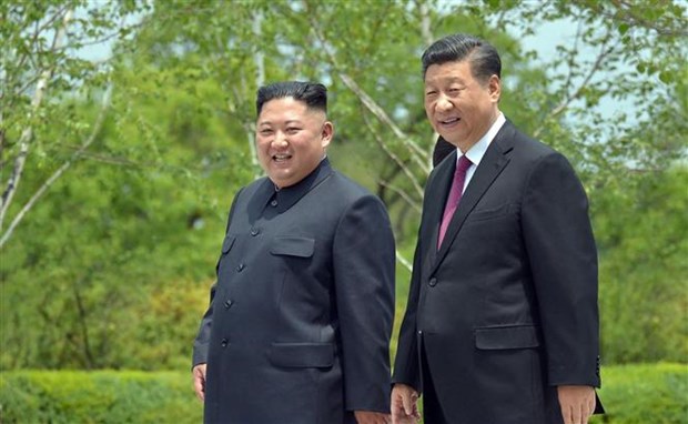 Chủ tịch Trung Quốc Tập Cận Bình (phải) và Nhà Lãnh đạo Triều Tiên Kim Jong-un trong cuộc gặp ở Bình Nhưỡng ngày 22-6-2019. (Ảnh: AFP/TTXVN)