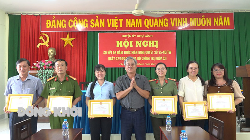Phó chủ tịch UBND huyện Chợ Lách Nguyễn Minh Đức trao giấy khen cho tập thể, cá nhân tại hội nghị sơ kết 5 năm thực hiện Nghị quyết số 35-NQ/TW. Ảnh: Việt Cường