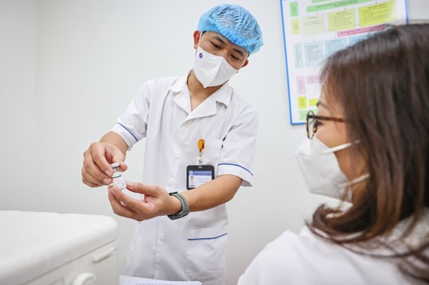 Ngày 30-7-2023, ghi nhận 14 ca mắc mới, không còn bệnh nhân phải thở ôxy Tiêm vaccine ngừa COVID-19. (Nguồn: Vietnam+)