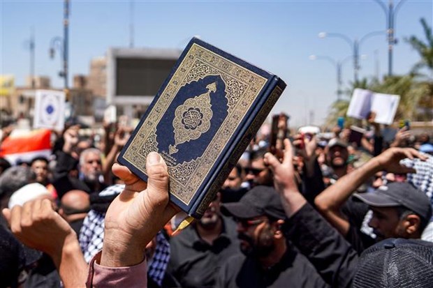 Biểu tình tại Kufa (Iraq) ngày 21-7-2023, phản đối hành vi đốt kinh Koran. (Ảnh: AFP/TTXVN)