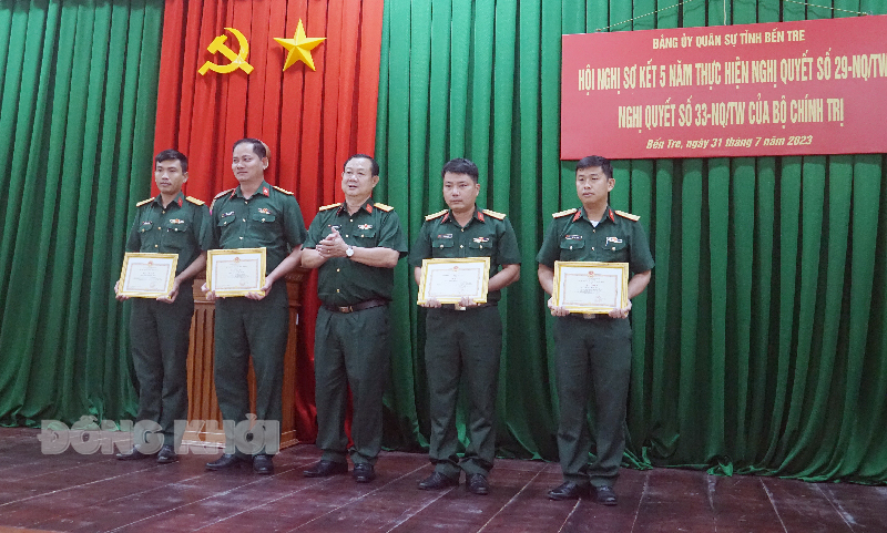 Đại tá Lê Văn Hùng - Chính ủy Bộ Chỉ huy Quân sự tỉnh trao thưởng cho các cá nhân tiêu biểu.