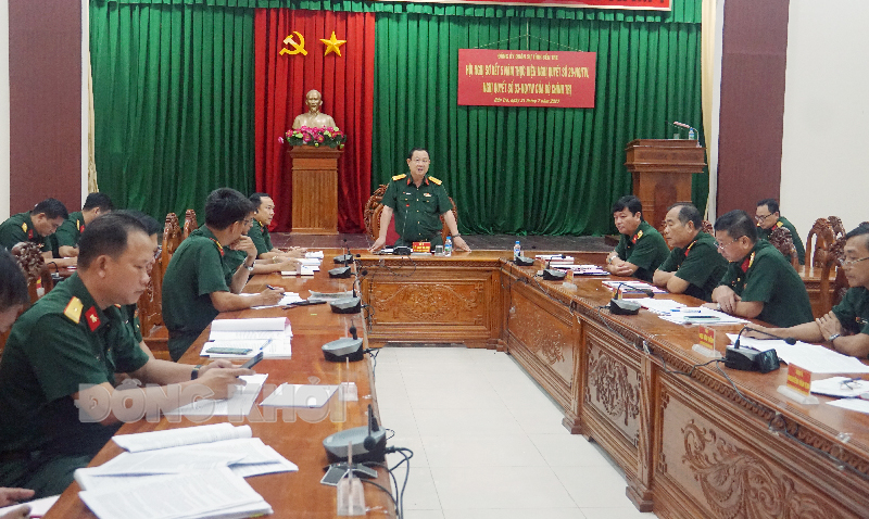 Đại tá Lê Văn Hùng - Chính ủy Bộ Chỉ huy Quân sự tỉnh phát biểu tại hội nghị.