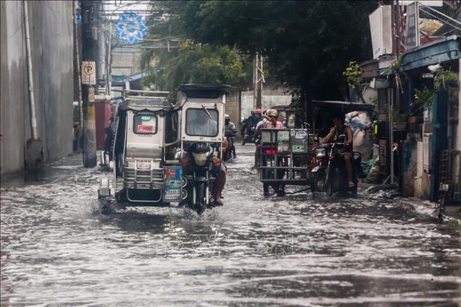 Ngập lụt ở thành phố Malabon, Philippines khi bão Doksuri mang theo mưa lớn và gió mạnh đổ bộ, ngày 26-7-2023. Ảnh: THX/TTXVN