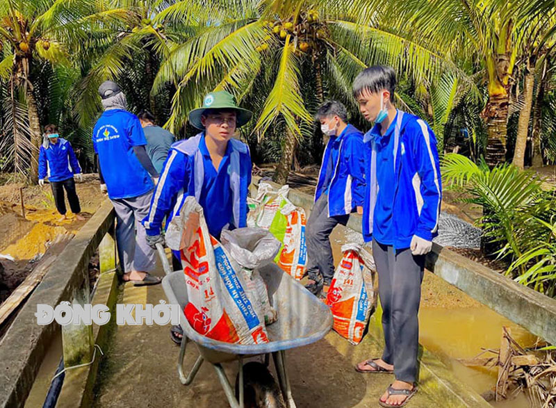 Chiến sĩ tình nguyện tham gia xây dựng giao thông nông thôn. Ảnh: CTV