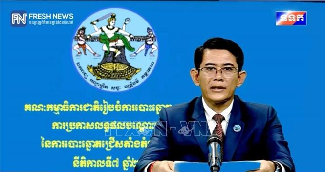 Bầu cử Campuchia: Đảng cầm quyền giành hơn 82% phiếu ủng hộ Công bố kết quả bầu cử tạm thời được phát trực tiếp trên trang tin điện tử Fresh News. Ảnh: TTXVN phát