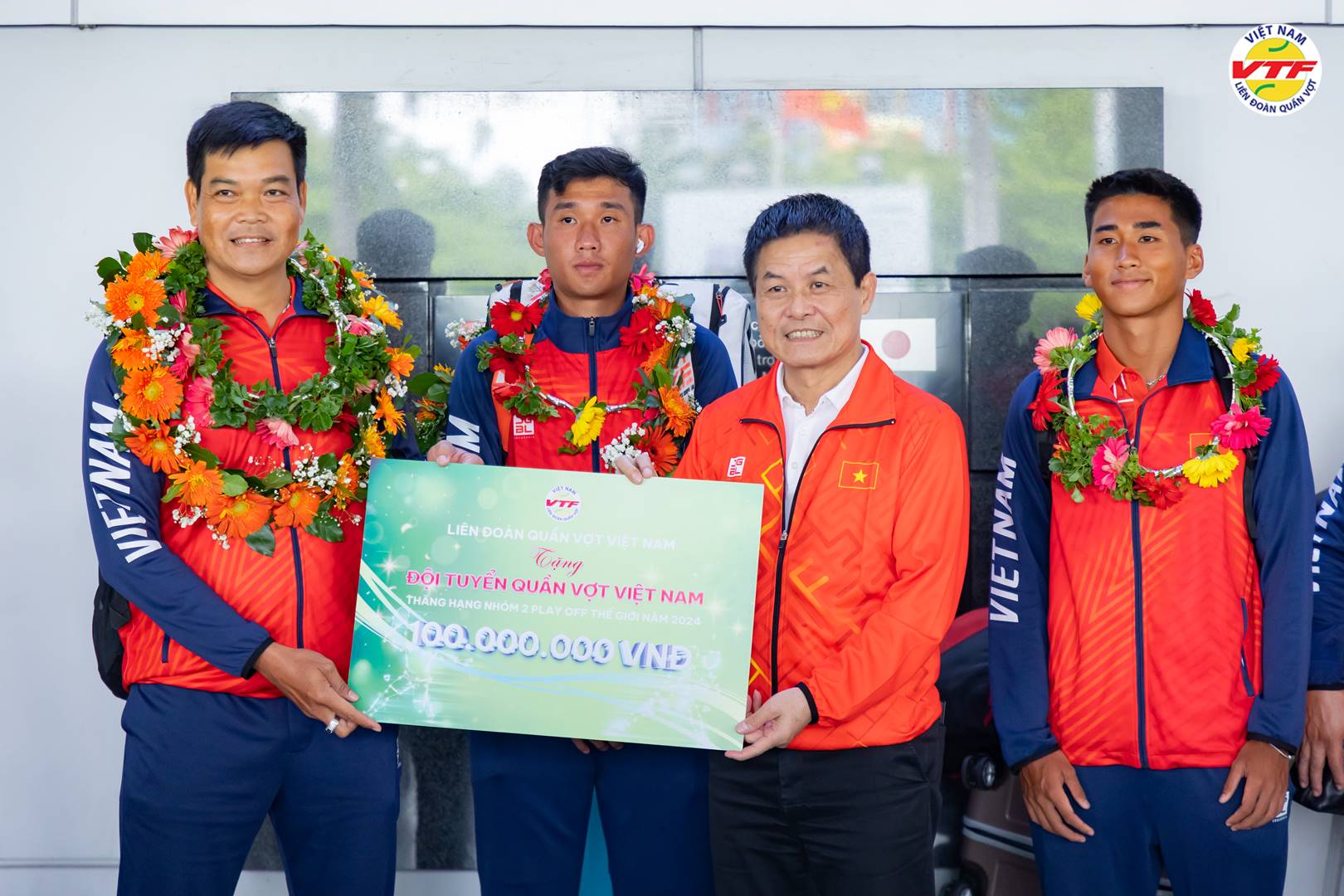 Quần vợt Việt Nam giành HCB châu Á, giành suất dự play-off nhóm 2 Davis Cup 2024 Đại diện Liên đoàn quần vợt Việt Nam - ông Nguyễn Quốc Kỳ tặng thưởng 100 triệu đồng cho đội tuyển quần vợt Việt Nam