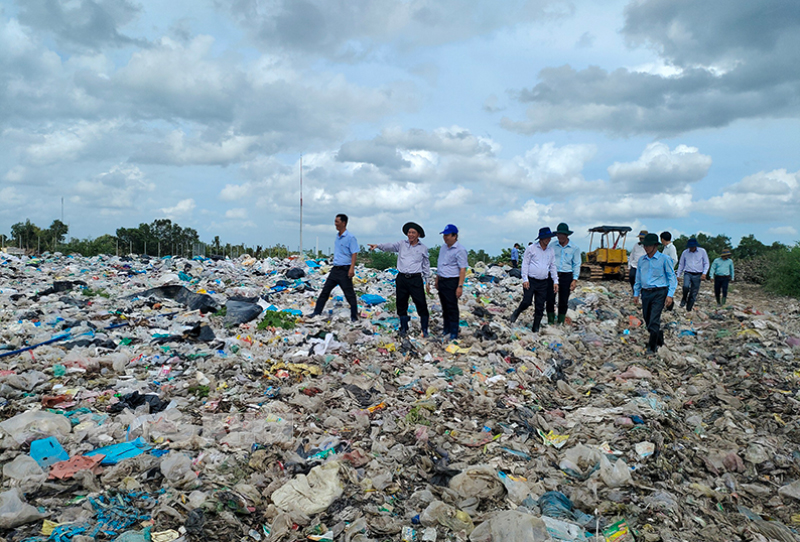 Chủ tịch UBND tỉnh Trần Ngọc Tam cùng đoàn công tác kiểm tra khắc phục ô nhiễm tại bãi rác.