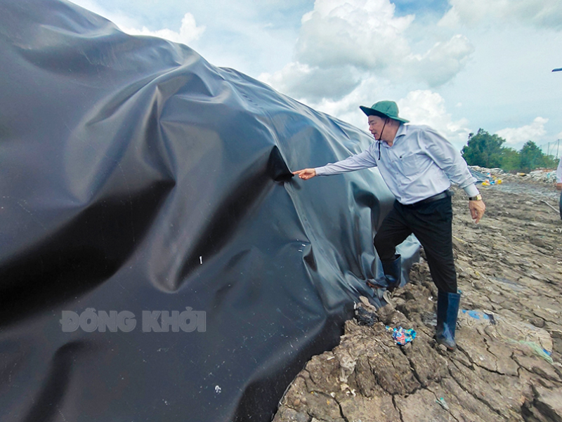 Chủ tịch UBND tỉnh Trần Ngọc Tam kiểm tra phủ bạt tại bãi rác An Hiệp.