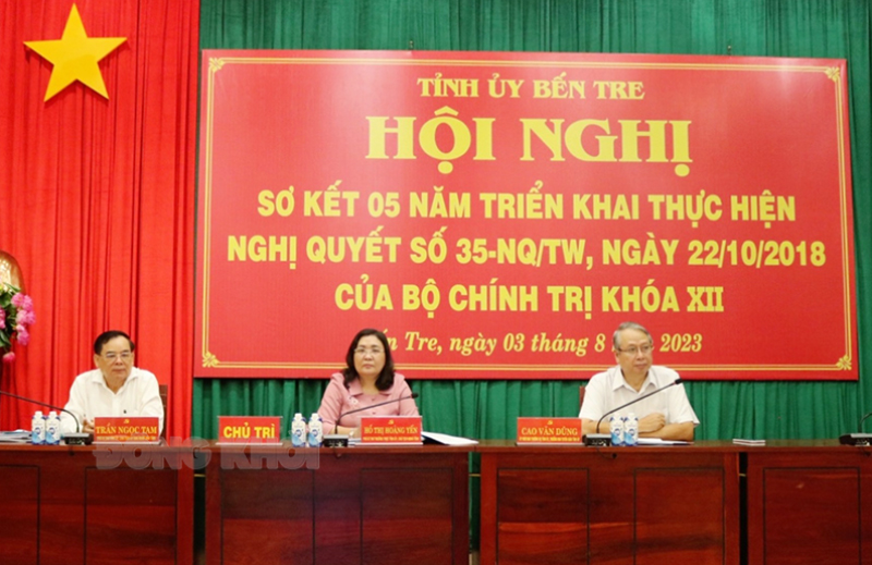 Chủ trì hội nghị.