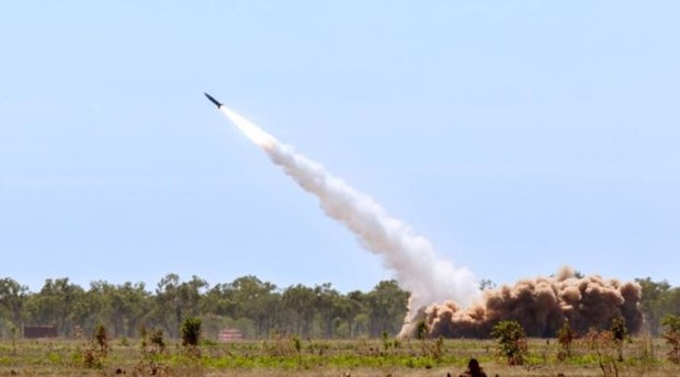 Tên lửa được phóng từ bệ phóng M142 HIMARS ở cơ sở huấn luyện Delamere. (Nguồn: Bộ Quốc phòng Australia)
