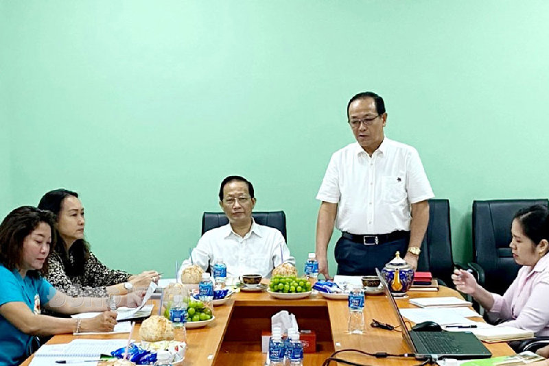 Phó chủ tịch Thường trực UBND tỉnh Nguyễn Trúc Sơn làm việc với Công ty cổ phần Đông Hải Bến Tre Đại diện Công ty cổ phần Đông Hải Bến Tre báo cáo tình hình hoạt động sản xuất kinh doanh và nhu cầu đầu tư, mở rộng quy mô của Công ty. Ảnh: Công Bằng
