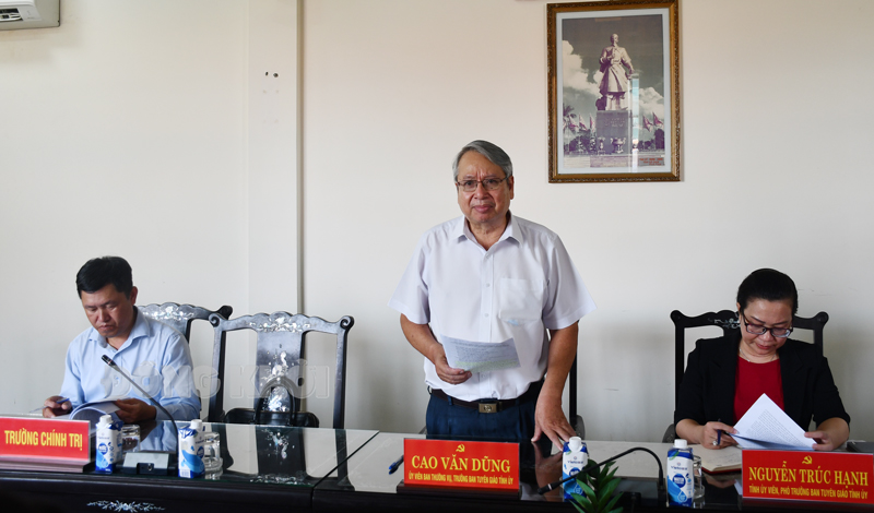 Kiểm tra tiến độ chuẩn bị tổ chức Hội thảo khoa học cấp tỉnh Trưởng ban Tuyên giáo Tỉnh ủy Cao Văn Dũng báo cáo công tác chuẩn bị.