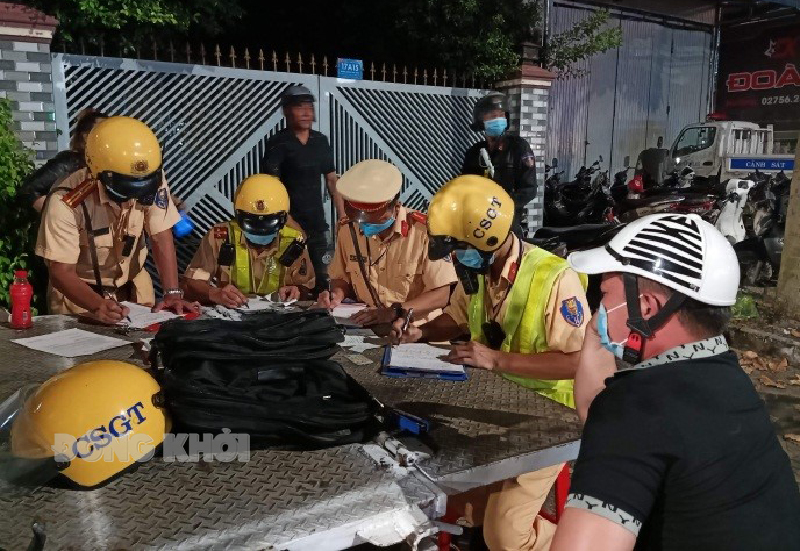 Sơ kết công tác bảo đảm trật tự, an toàn giao thông Phòng Cảnh sát giao thông kiểm tra lái xe vi phạm nồng độ cồn trên đường Đồng Văn Cống, Phường 6, TP. Bến Tre. Ảnh: Đăng Khoa.