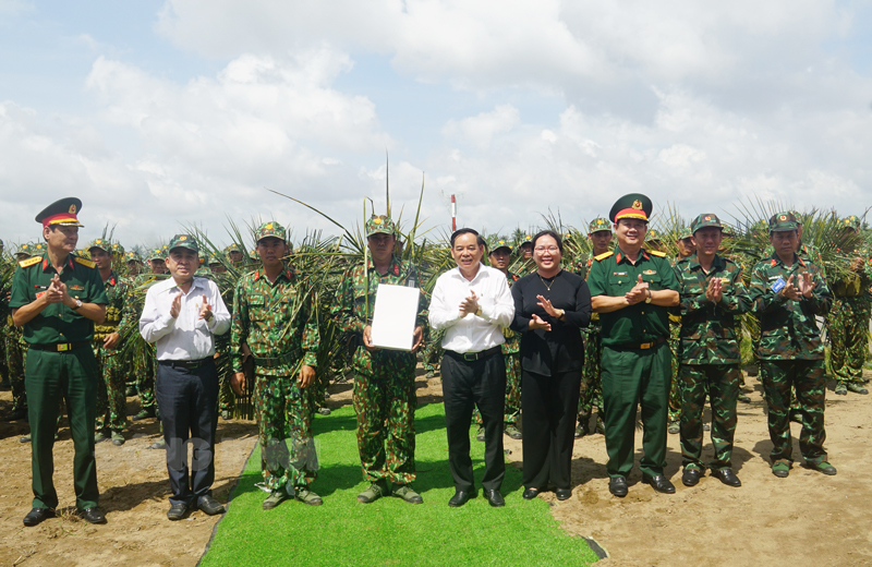 Diễn tập khu vực phòng thủ huyện Thạnh Phú năm 2023 đạt yêu cầu đề ra Chủ tịch UBND tỉnh Trần Ngọc Tam và các đại biểu tỉnh tặng quà và chúc mừng các chiến sĩ hoàn thành tốt buổi diễn tập.