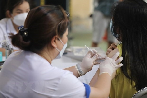Ngày 4-8-2023: Số ca mắc mới COVID-19 tăng nhẹ, 3 bệnh nhân thở ôxy Nhân viên y tế tiêm vaccine cho người dân. (Ảnh: Minh Quyết/TTXVN)