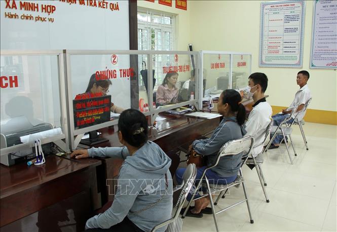Kế hoạch cải cách thủ tục hành chính trọng tâm 6 tháng cuối năm 2023 Thí điểm Tổ công nghệ số cộng đồng tại xã miền núi Minh Hợp, huyện Quỳ Hợp (Nghệ An) giúp người dân giải quyết các thủ tục hành chính nhanh gọn, chính xác hơn. Ảnh: Văn Tý/TTXVN