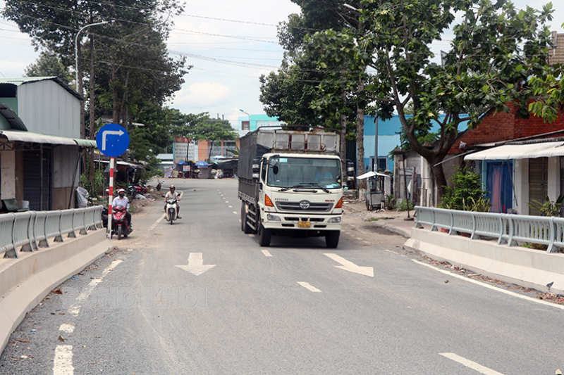 Xe tải lưu thông trên quốc lộ 57 qua địa bàn huyện Mỏ Cày Nam.