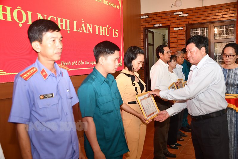 Phó bí thư Thường trực Thành ủy TP. Bến Tre Võ Thanh Hồng trao giấy khen cho các cá nhân tiêu biểu trong các phong trào thi đua.