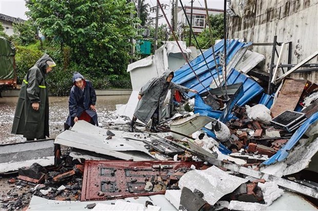 Lực lượng cứu hộ dọn dẹp đống đổ nát sau một trận động đất ở Trung Quốc. Ảnh minh họa. AFP/TTXVN
