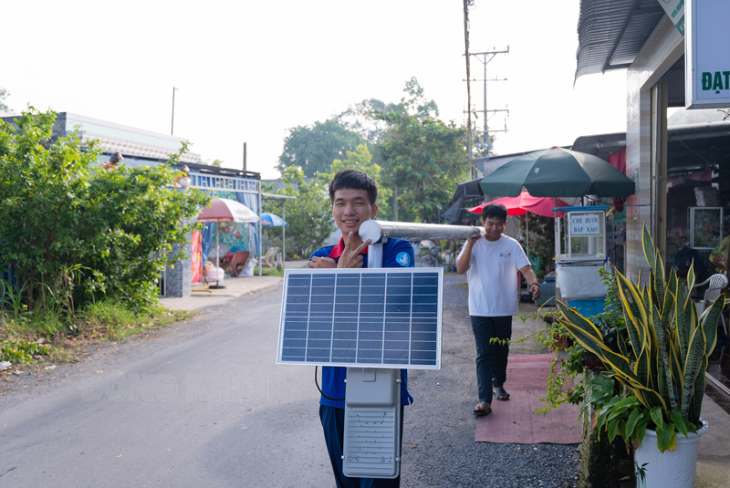 Sinh viên tình nguyện Trường Đại học Hoa Sen (TP. Hồ Chí Minh) thực hiện công trình thắp sáng đường quê tại xã Cẩm Sơn, huyện Mỏ Cày Nam.