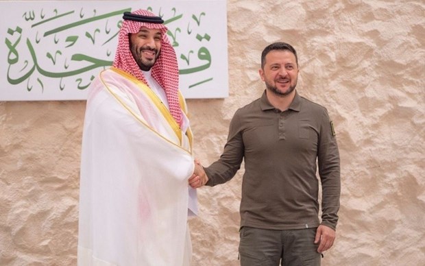 Thái tử Saudi Arabia Salman (trái) và Tổng thống Ukraine Zelensky ở Jeddah ngày 19-5. (Nguồn: Anadolu)