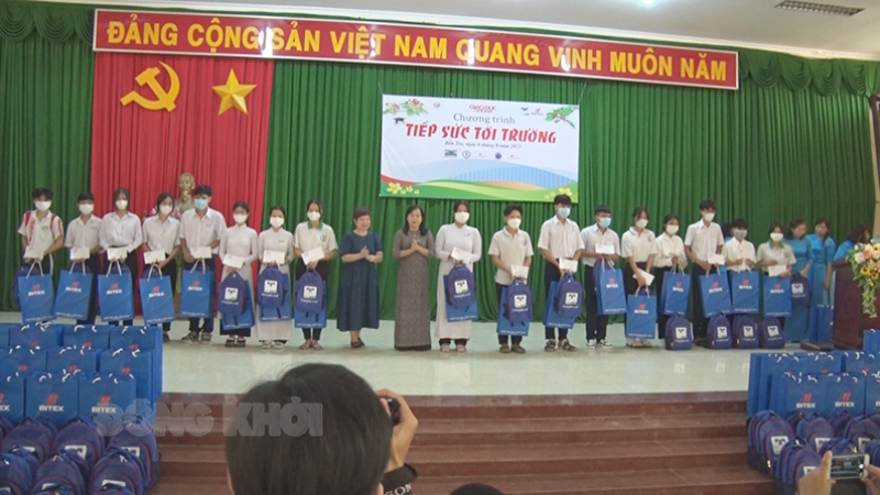 Trao học bổng, học phẩm cho học sinh vượt khó học giỏi tại huyện Ba Tri.