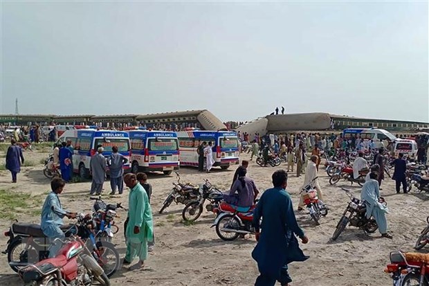 Hiện trường vụ tàu chở khách trật bánh ở tỉnh Sindh, miền Nam Pakistan ngày 6-8-2023. (Ảnh: AFP/TTXVN)