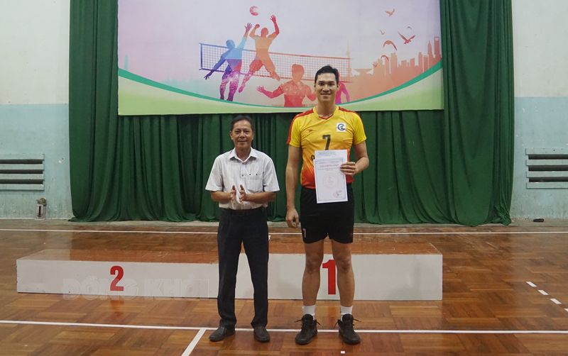 Vận động viên Ngô Vũ Trường An (phải) nhận giải vận động viên xuất sắc.