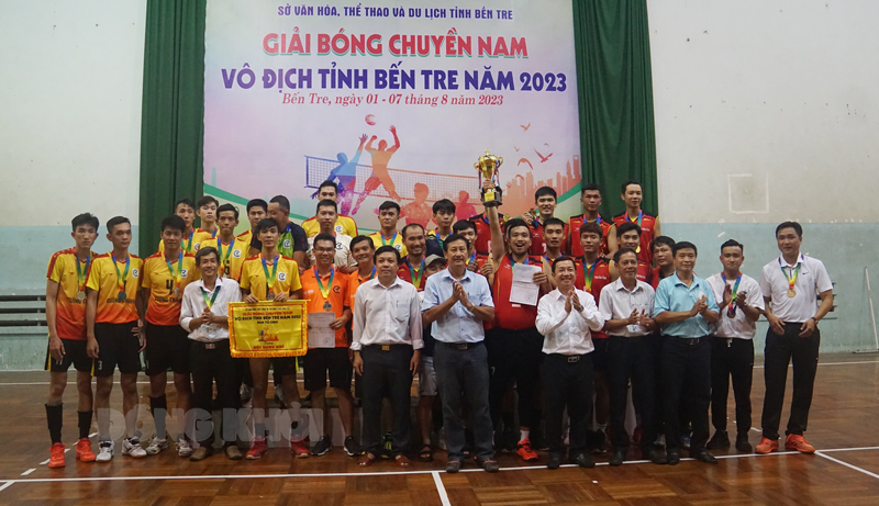 Lãnh đạo Sở VH,TT&DL trao giải nhất, nhì và chụp ảnh lưu niệm cùng hai đội bóng Châu Thành và Chợ Lách.