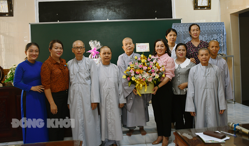 Hội Liên hiệp Phụ nữ tỉnh thăm, tặng quà tại chùa Bạch Vân nhân mùa An cư kiết hạ năm 2023 Chúc mừng và trao quà cho quý Chư tôn Đức ni tại chùa Bạch Vân