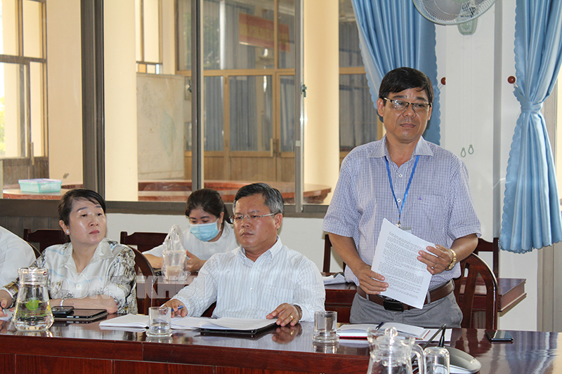 Đại biểu huyện Thạnh Phú giải trình nội dung được đoàn giám sát đặt ra.
