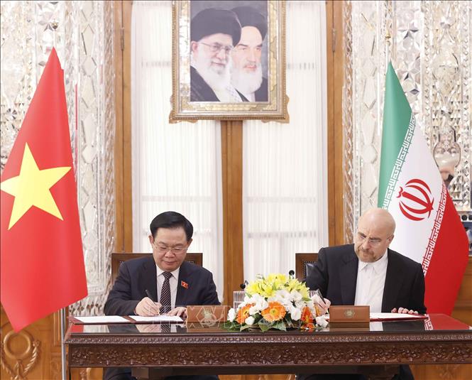 Chủ tịch Quốc hội Vương Đình Huệ và Chủ tịch Quốc hội Iran Mohammad Bagher Ghalibaf ký thỏa thuận hợp tác giữa Quốc hội hai nước. Ảnh: Doãn Tấn/TTXVN