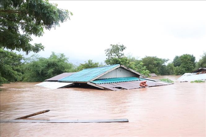 Nhiều bản thuộc huyện Khunkham, tỉnh Khammouan (Lào) bị ngập sâu. Ảnh: TTXVN phát