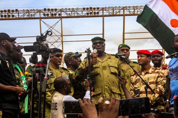 Mali và Burkina Faso không chấp nhận can thiệp quân sự vào Niger Các thành viên của chính quyền quân sự Niger dự cuộc biểu tình tại Sân vận động Seini Kountche ở thủ đô Niamey trong ngày 6-8. (Nguồn: Reuters)