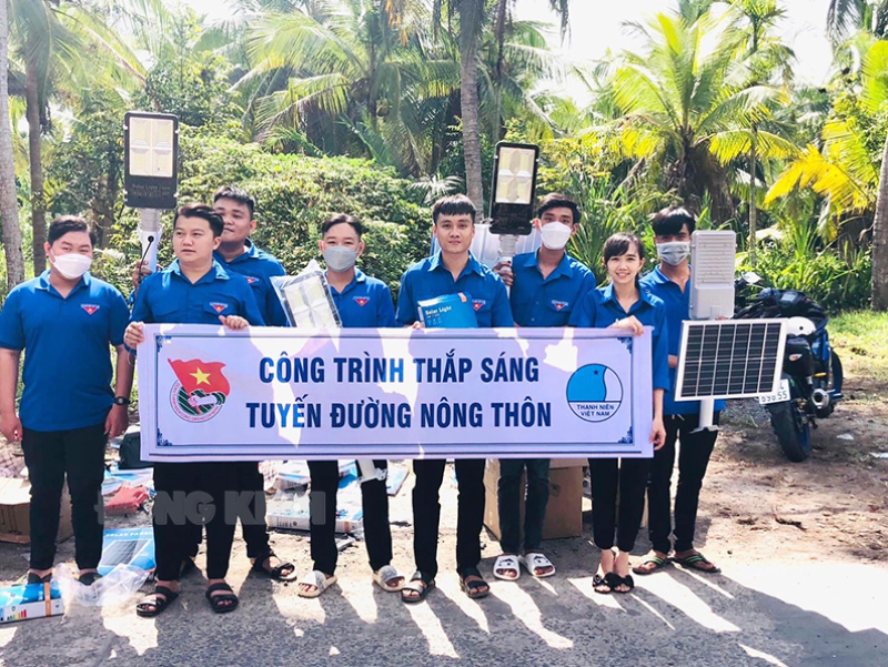 Xã đoàn Thành Thới A tích cực thi đua “Đồng khởi mới” Đoàn thanh niên xã Thành Thới A ra quân lắp đặt đèn đường nông thôn.