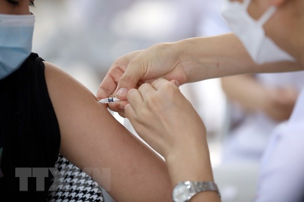 Ngày 8-8-2023: Số ca mắc mới COVID-19 tăng cao nhất trong 7 ngày qua Tiêm vaccine phòng dịch COVID-19 cho người dân. (Ảnh: Anh Tuấn/TTXVN)