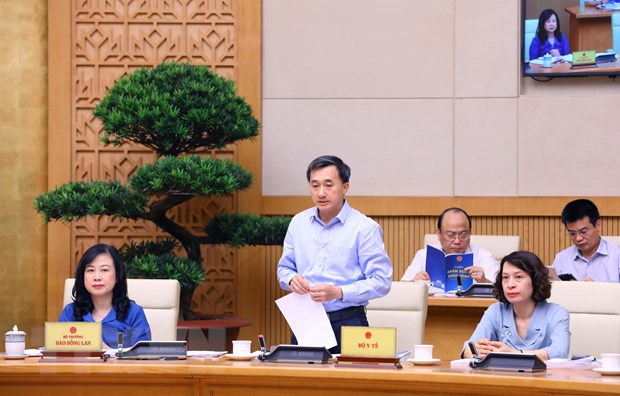 Xây dựng chính sách toàn diện để triển khai Luật Khám bệnh, Chữa bệnh Thứ trưởng Bộ Y tế Trần Văn Thuấn báo cáo tại cuộc họp. Ảnh: Văn Điệp/TTXVN