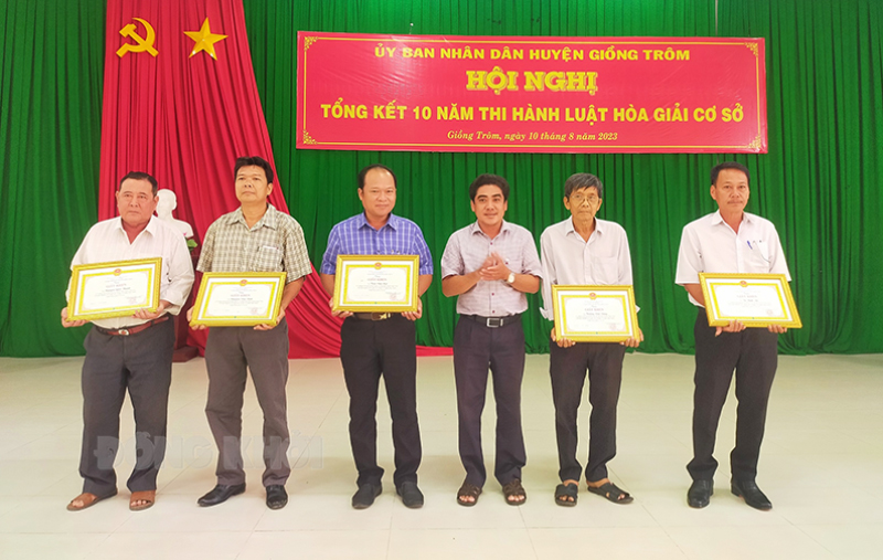 Trao giấy khen cho các cá nhân đạt thành tích xuất sắc trong 10 năm thực hiện Luật Hòa giải ở cơ sở. Ảnh: Diệu Hiền