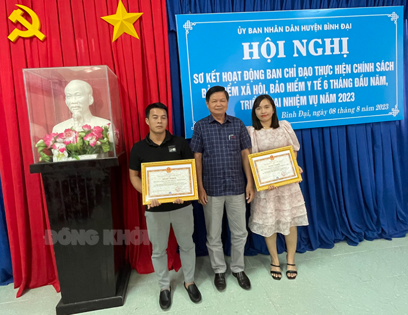 Bình Đại sơ kết 6 tháng đầu năm 2023 thực hiện chính sách bảo hiểm xã hội, bảo hiểm y tế Phó giám đốc Bảo hiểm xã hội tỉnh Nguyễn Văn Tho trao bằng khen của Tổng giám đốc Bảo hiểm xã hội Việt Nam cho các tập thể.